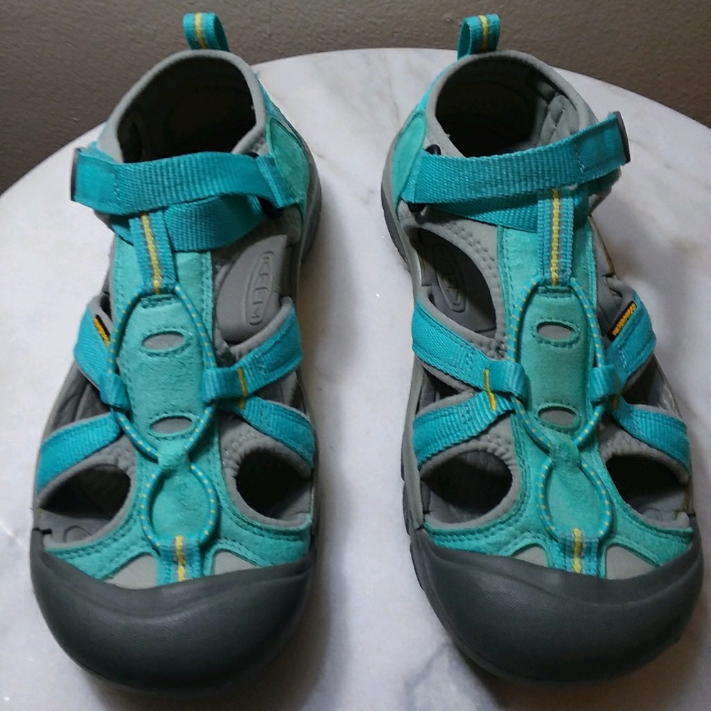 Keen size 6 aqua/blue hiking sandels